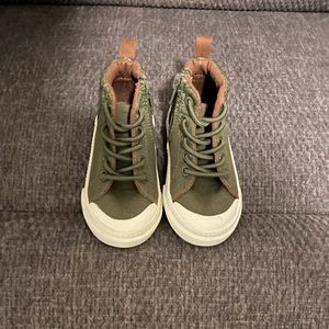 Old navy baby size 5 zip up army green boots, never worn